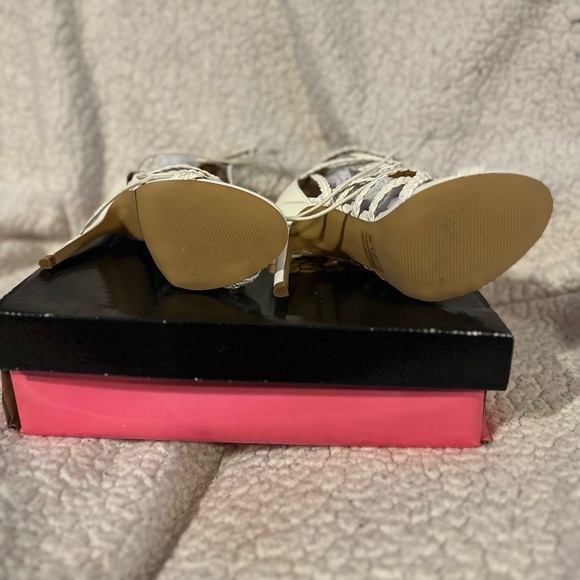 Women’s high heels. - Picture 2 of 8